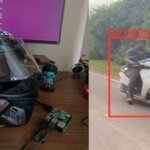 صورة لخوذة دراجة نارية مزودة بكاميرا وعدسات توحي بتقنية الذكاء الاصطناعي، في سياق مروري بمدينة هندية.