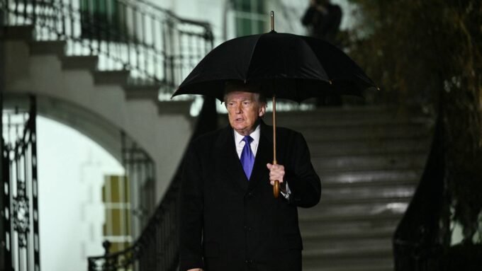 الرئيس الأمريكي السابق دونالد ترامب وخريطة للشرق الأوسط، في إشارة إلى التوترات مع إيران.