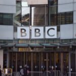 شعار هيئة الإذاعة البريطانية (BBC) والرئيس الأمريكي السابق دونالد ترامب