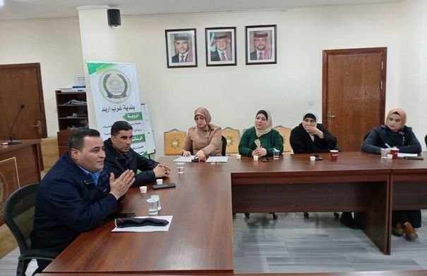 موظفون يشاركون في دورة تدريبية لتعزيز الوعي الأمني والمجتمعي في بلدية غرب إربد.
