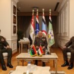 صورة تجمع الفريق أول ركن صدام حفتر مع مسؤولين عسكريين مصريين خلال زيارته للقاهرة