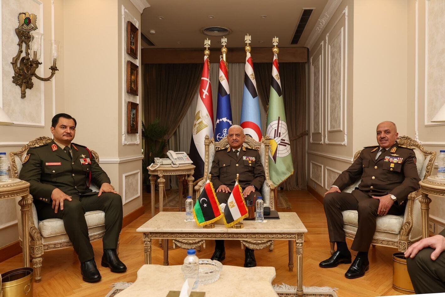 صورة تجمع الفريق أول ركن صدام حفتر مع مسؤولين عسكريين مصريين خلال زيارته للقاهرة