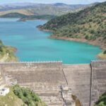 صورة جوية لسد الوحدة الممتلئ بالمياه في حوض سبو بالمغرب، تظهر أهمية الموارد المائية.