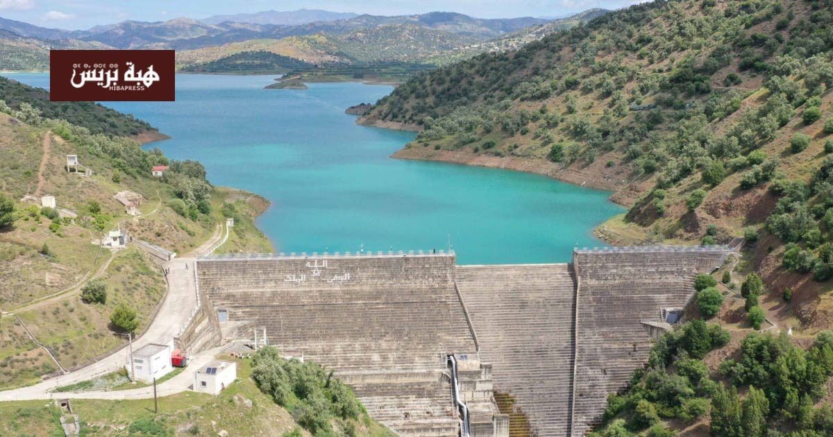 صورة جوية لسد الوحدة الممتلئ بالمياه في حوض سبو بالمغرب، تظهر أهمية الموارد المائية.