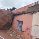 صورة لمدرسة تغدوين المتضررة بعد سقوط صخرة عملاقة