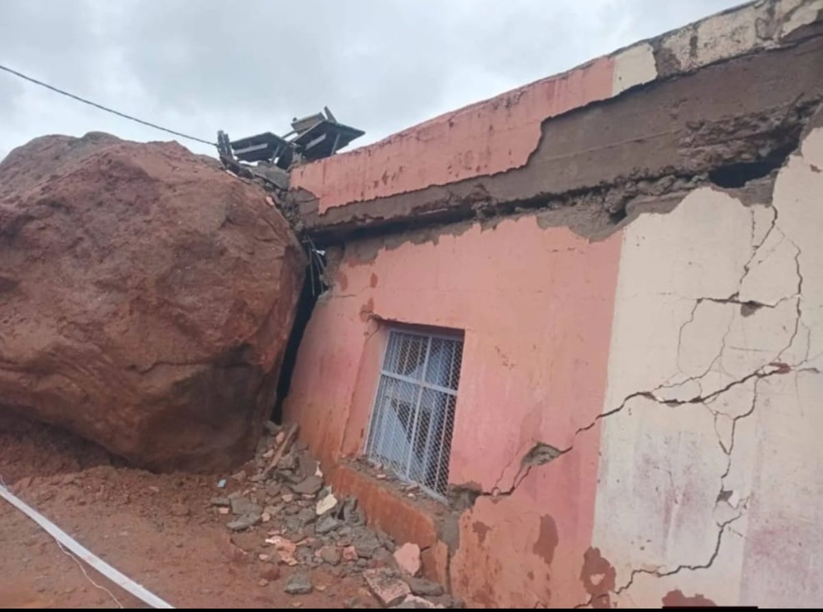 سقوط صخرة عملاقة يدمر مدرسة قروية بتغدوين ويفتح ملف سلامة المؤسسات التعليمية بالحوز 1 صورة لمدرسة تغدوين المتضررة بعد سقوط صخرة عملاقة