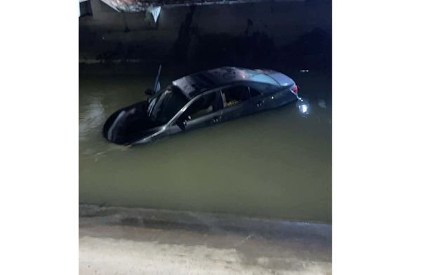 صورة لمركبة سقطت في قناة الملك عبد الله بالأغوار الشمالية