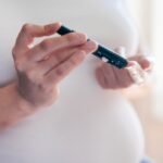 صورة تعبيرية لمواد كيميائية أو امرأة حامل، تعكس العلاقة بين PFAS وسكري الحمل.