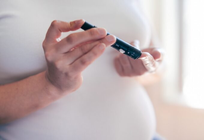 صورة تعبيرية لمواد كيميائية أو امرأة حامل، تعكس العلاقة بين PFAS وسكري الحمل.