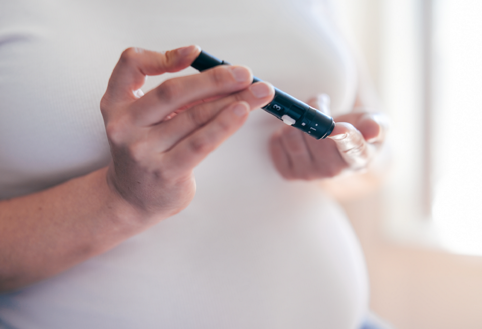 صورة تعبيرية لمواد كيميائية أو امرأة حامل، تعكس العلاقة بين PFAS وسكري الحمل.