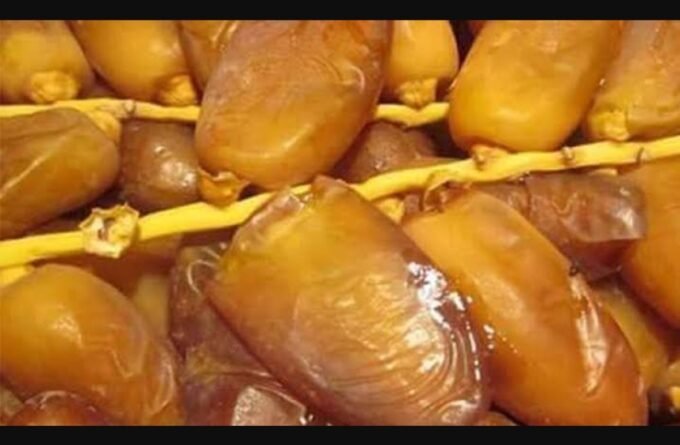 صورة لتمور جزائرية معبأة في الأسواق المغربية تثير جدلاً حول سلامتها الصحية