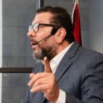 صورة لباب مدرسة يفتح على شارع صناعي مزدحم في منطقة وادي السير، الأردن، تظهر خطورة الموقع على سلامة الطلاب.