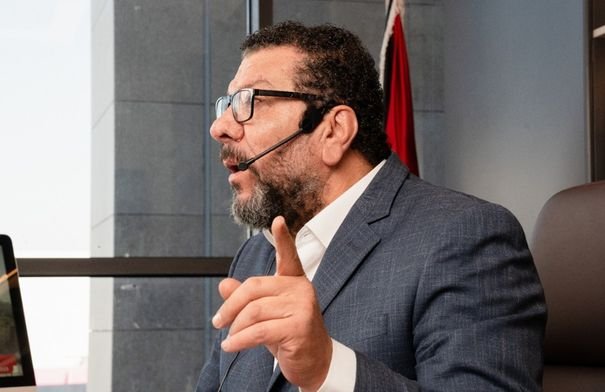 صورة لباب مدرسة يفتح على شارع صناعي مزدحم في منطقة وادي السير، الأردن، تظهر خطورة الموقع على سلامة الطلاب.