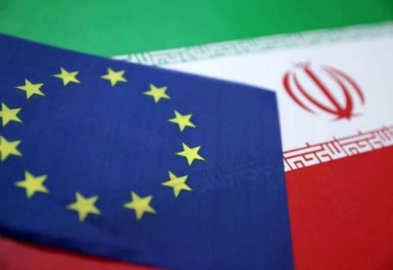 طائرة مدنية تحلق فوق سماء ملبدة بالغيوم، ترمز لمخاطر المجال الجوي الإيراني