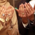 صورة توضيحية ليد تستخدم هاتفاً ذكياً مع أيقونات زواج أو أسرة، في إشارة إلى سماسرة الزواج الرقمي في المغرب.