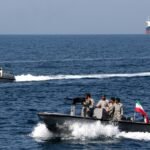 صورة أرشيفية تظهر سفينة في مياه الخليج، في إشارة إلى التوترات الإقليمية وتحذيرات إيران