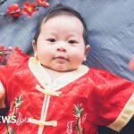 أزواج صينيون شباب في مدينة صينية، يعكسون التحديات الديموغرافية وتأثير السياسات الحكومية على قرارات الإنجاب.