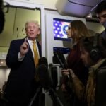 الرئيس الأمريكي دونالد ترامب يتحدث للصحفيين على متن طائرته الرئاسية