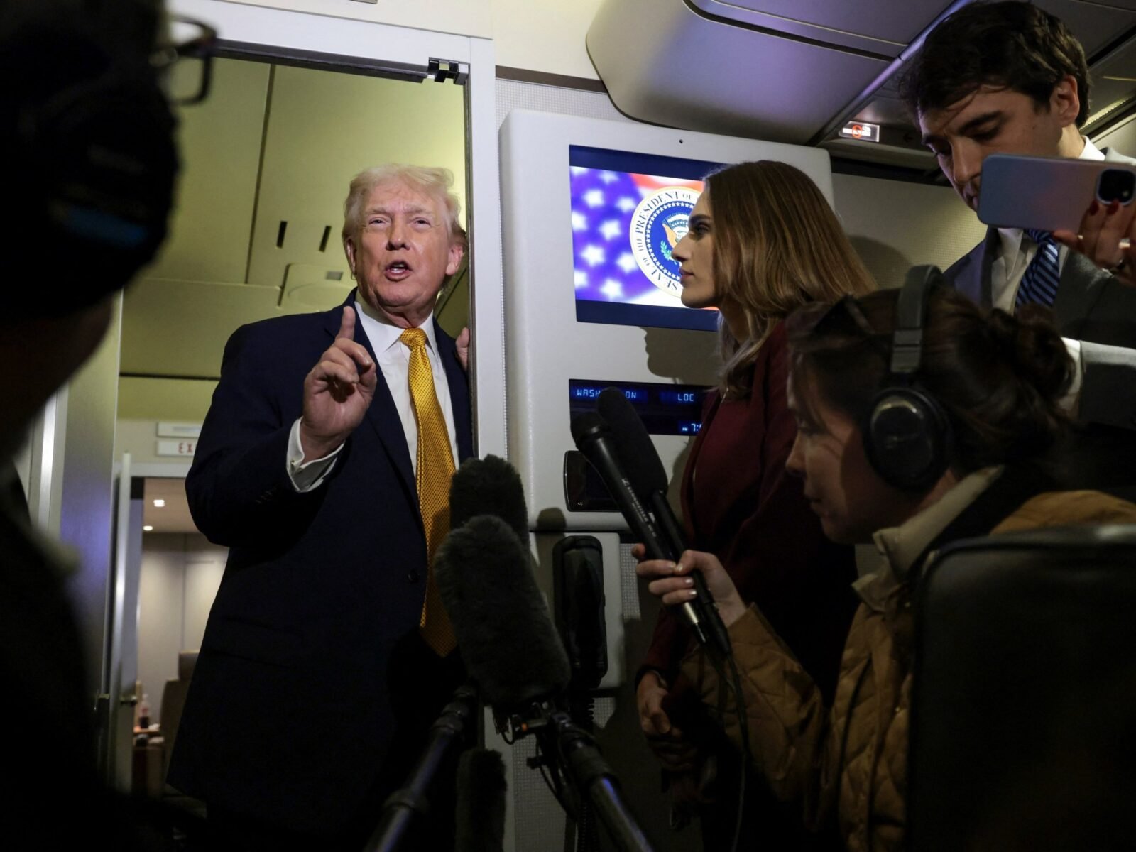 تصريحات ترامب تثير الجدل: تهديدات لكولومبيا وكوبا بعد حادثة فنزويلا 3 الرئيس الأمريكي دونالد ترامب يتحدث للصحفيين على متن طائرته الرئاسية