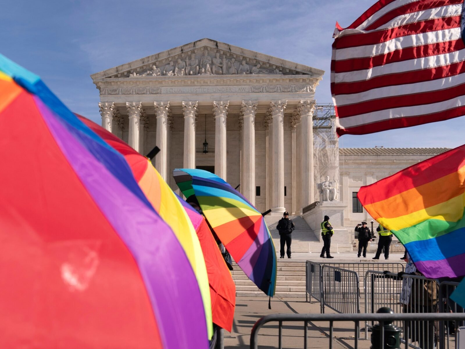 موظفون فيدراليون يرفعون دعوى قضائية ضد سياسة ترامب المناهضة للمتحولين جنسياً 3 صورة أرشيفية للرئيس الأمريكي دونالد ترامب، في سياق سياساته المثيرة للجدل حول حقوق المتحولين جنسياً والرعاية الصحية.