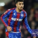 المدافع المغربي شادي رياض بقميص كريستال بالاس خلال مباراة في الدوري الإنجليزي الممتاز.