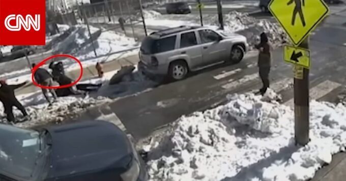 صورة لمشهد شجار عنيف على موقف سيارات في فيلادلفيا