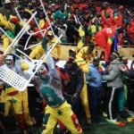 صورة عامة لأعمال شغب بعد مباراة كرة قدم أو لرجال أمن يسيطرون على الوضع.