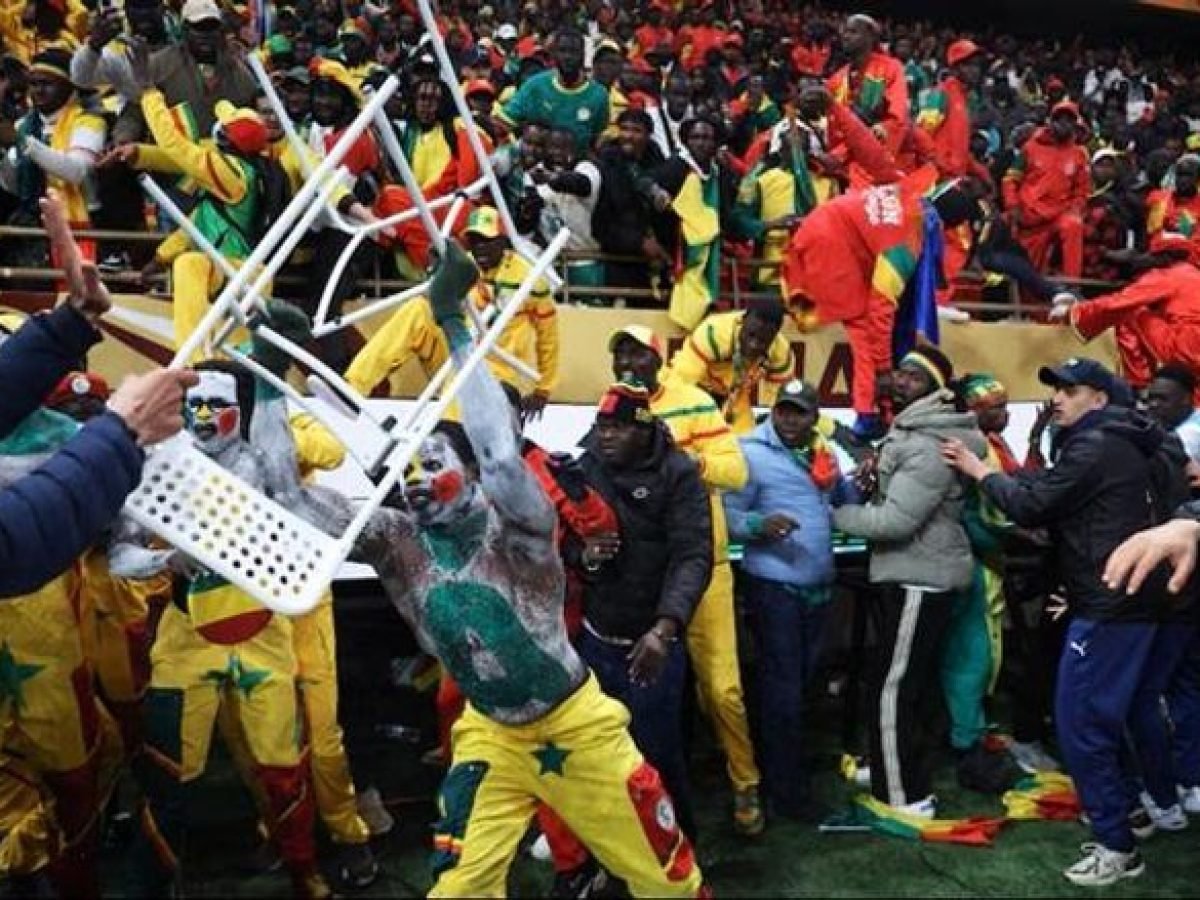 صورة عامة لأعمال شغب بعد مباراة كرة قدم أو لرجال أمن يسيطرون على الوضع.