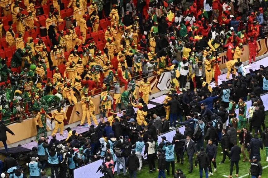 تطورات قضائية: متابعة 19 موقوفاً على خلفية أحداث شغب نهائي كأس إفريقيا بالرباط 3 صورة لمشجعين أو لقطات من أحداث الشغب في ملعب نهائي كأس إفريقيا