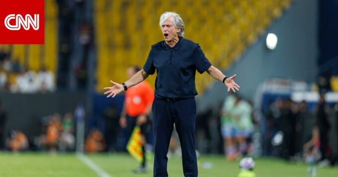 المدير الفني لنادي النصر، جورجي جيسوس، في لقطة خلال مباراة كرة قدم.