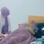 فريق طبي مغربي يقدم الرعاية الصحية في مركز صحي بإيتزر، محاط بمنطقة جبلية مغطاة بالثلوج