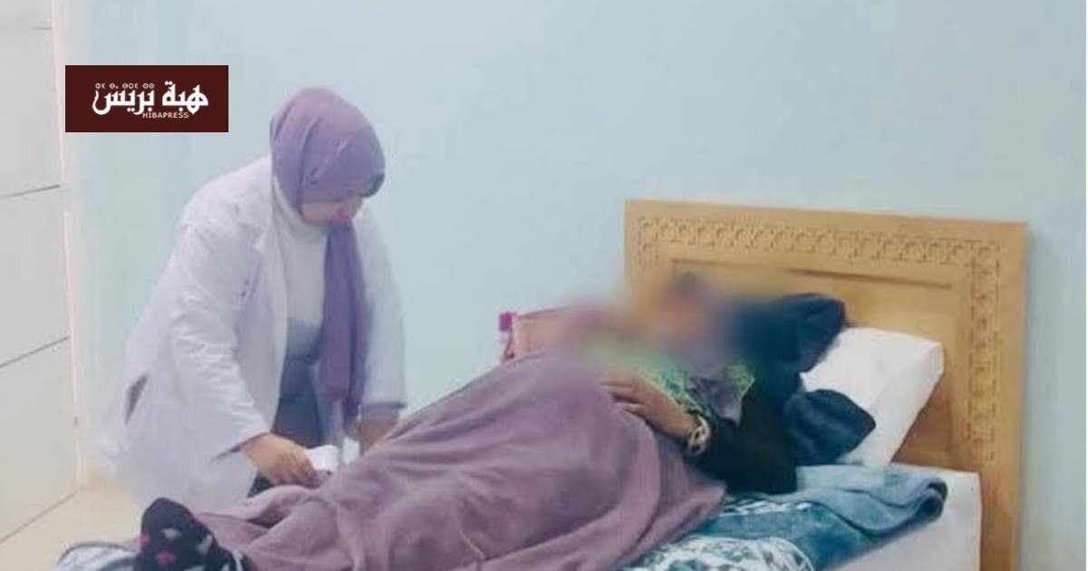 فريق طبي مغربي يقدم الرعاية الصحية في مركز صحي بإيتزر، محاط بمنطقة جبلية مغطاة بالثلوج