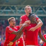 لاعبو نوتنجهام فورست يحتفلون بعد تسجيل هدف الفوز ضد وست هام في الدوري الإنجليزي الممتاز.