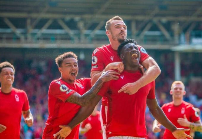 لاعبو نوتنجهام فورست يحتفلون بعد تسجيل هدف الفوز ضد وست هام في الدوري الإنجليزي الممتاز.