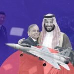 طائرة مقاتلة من طراز JF-17 تحلق في السماء، رمزًا للتعاون الدفاعي المتنامي بين السعودية والصين وباكستان.