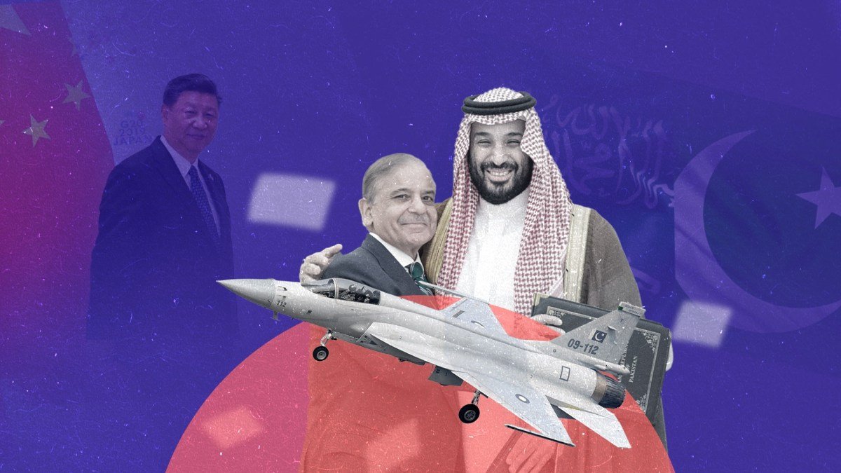 طائرة مقاتلة من طراز JF-17 تحلق في السماء، رمزًا للتعاون الدفاعي المتنامي بين السعودية والصين وباكستان.