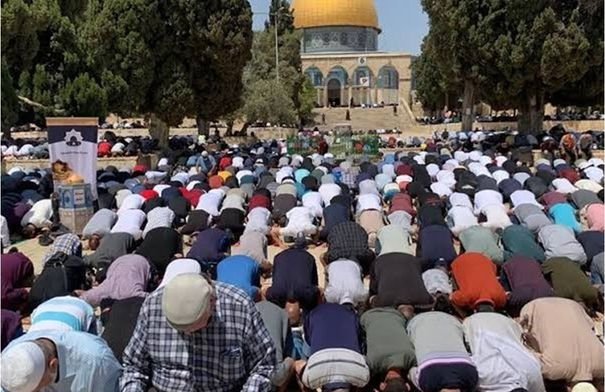 مصلون يؤدون صلاة الجمعة في باحات المسجد الأقصى بالقدس