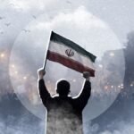 صورة تظهر متظاهرين في شوارع طهران مع خلفية لمبنى حكومي إيراني