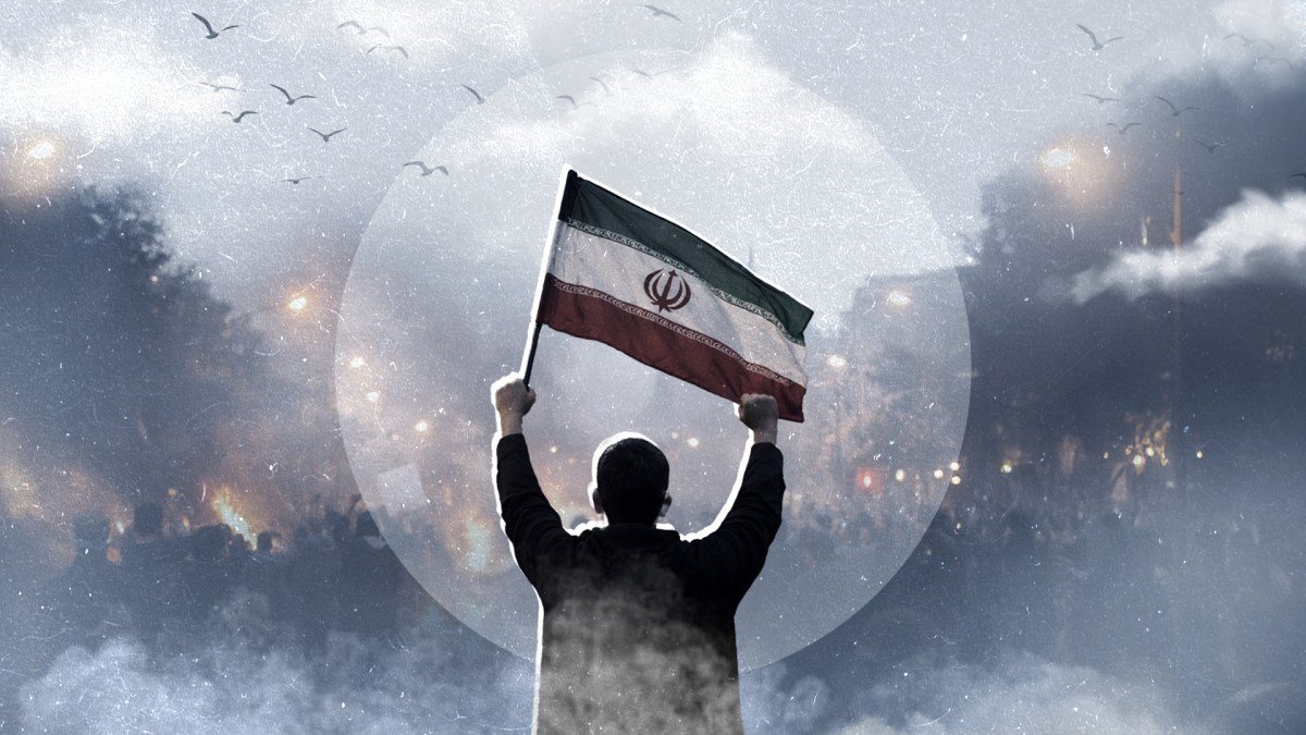 صورة تظهر متظاهرين في شوارع طهران مع خلفية لمبنى حكومي إيراني