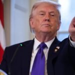 الرئيس الأمريكي السابق دونالد ترامب يتحدث في فعالية بالبيت الأبيض، مع إشارة إلى تصريحاته حول غرينلاند.