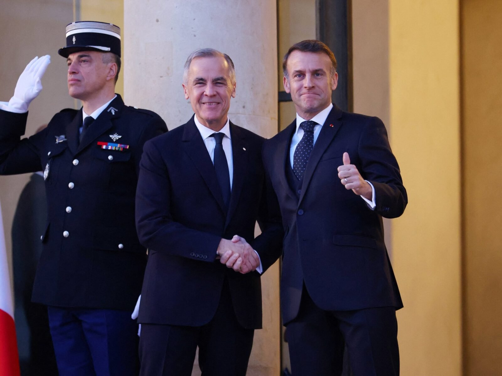 قمة باريس: حلفاء أوكرانيا يبحثون ضمانات الأمن وسط تعقيدات دبلوماسية 3 الرئيس الفرنسي إيمانويل ماكرون يصافح رئيس الوزراء الكندي مارك كارني خلال اجتماع في باريس قبل قمة حلفاء أوكرانيا.