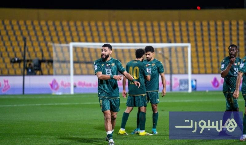 صورة للاعب طارق التيسودالي يحتفل بهدفه مع فريق خورفكان في مباراة ضد الوصل.