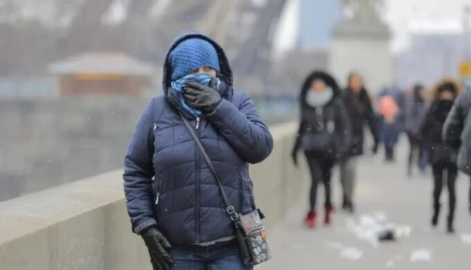 صورة توضيحية لطقس بارد وضبابي في المغرب مع إشارة لمناطق الصقيع