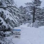 صورة بانورامية لمرتفعات الأطلس المغربية المغطاة بالثلوج مع سماء غائمة