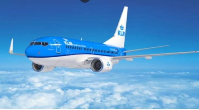 صورة لمطار مغطى بالجليد أو قطارات متوقفة بسبب الثلوج في وسط أوروبا