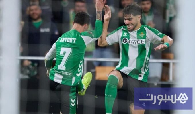 اللاعب المغربي عبد الصمد الزلزولي يحتفل بهدفه مع ريال بيتيس في الدوري الأوروبي.