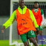 اللاعب عزيز كي بقميص منتخب بوركينا فاسو يعبر عن حزنه