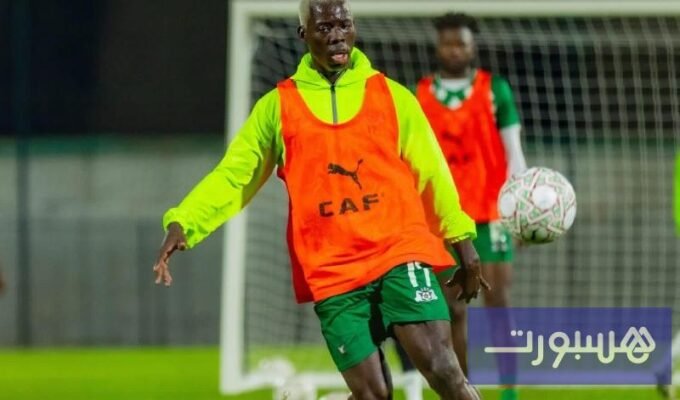 اللاعب عزيز كي بقميص منتخب بوركينا فاسو يعبر عن حزنه