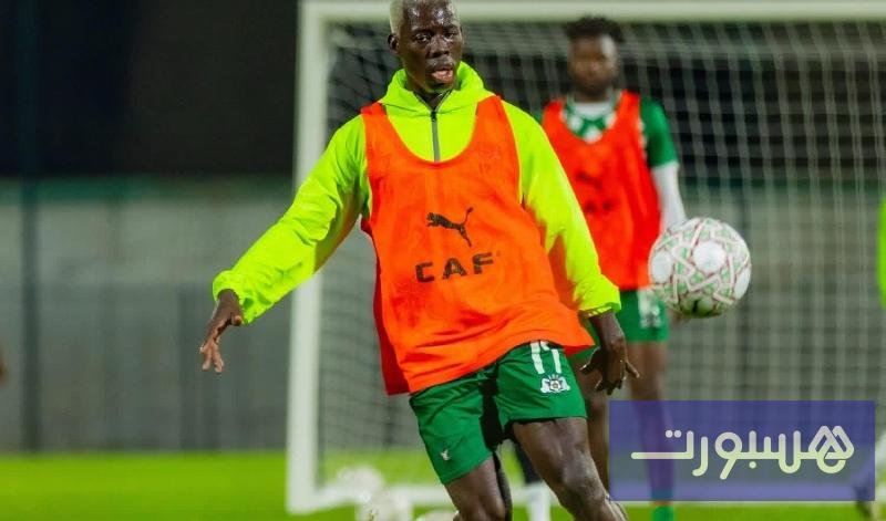 اللاعب عزيز كي بقميص منتخب بوركينا فاسو يعبر عن حزنه