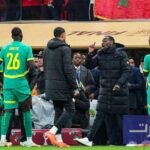 خبير تأديبي بارز ينتقد قرارات الكاف بشأن نهائي كأس إفريقيا: "العقوبات لا ترقى لحجم الإساءة" 8 صورة تظهر شعار الكاف أو لقطة من مباراة كرة قدم مع إشارة إلى قرارات تأديبية.